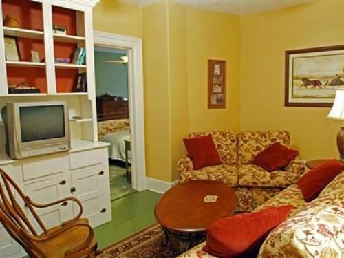 Grape Arbor Bed & Breakfast 2*