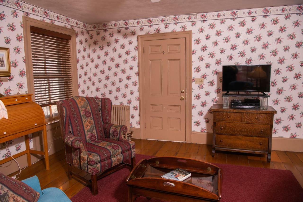 Grape Arbor Bed & Breakfast 2*