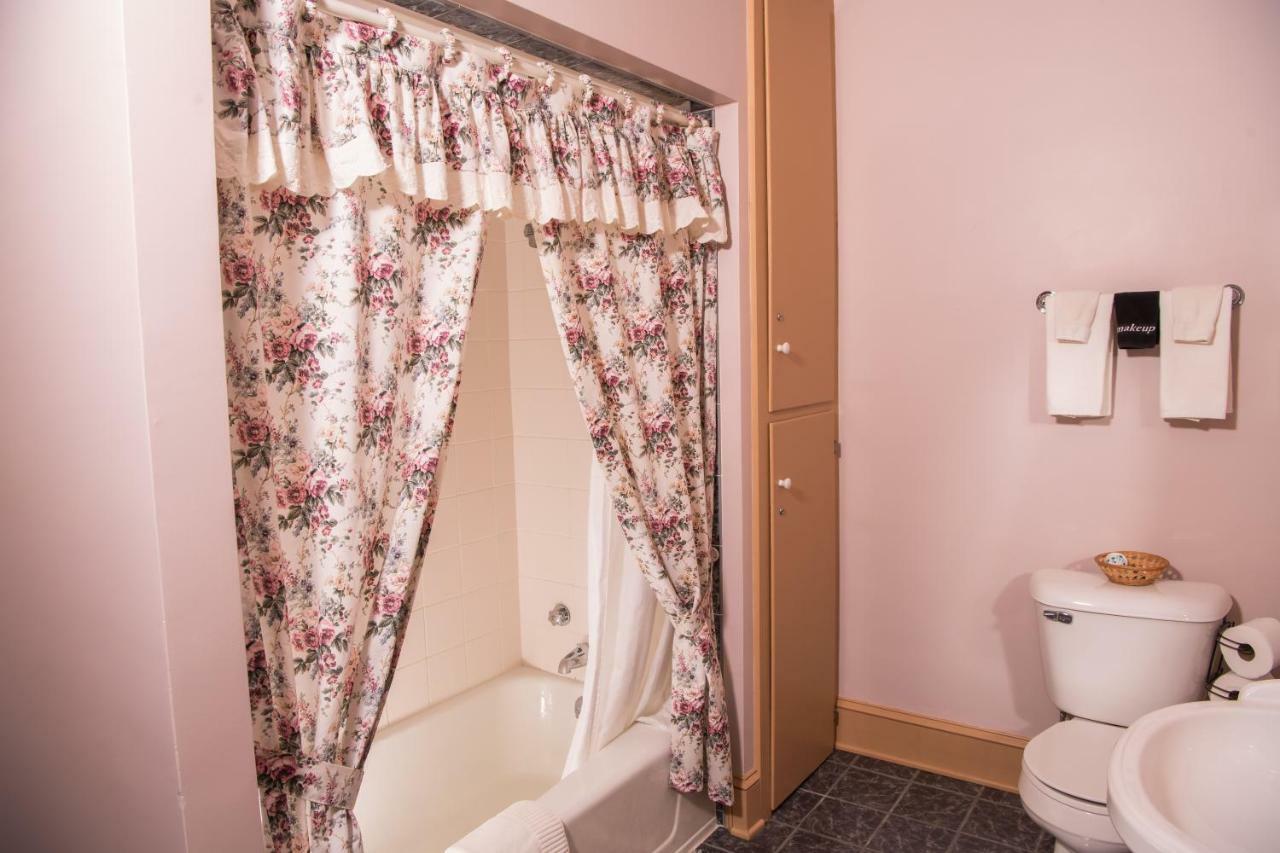 Grape Arbor Bed & Breakfast 2*